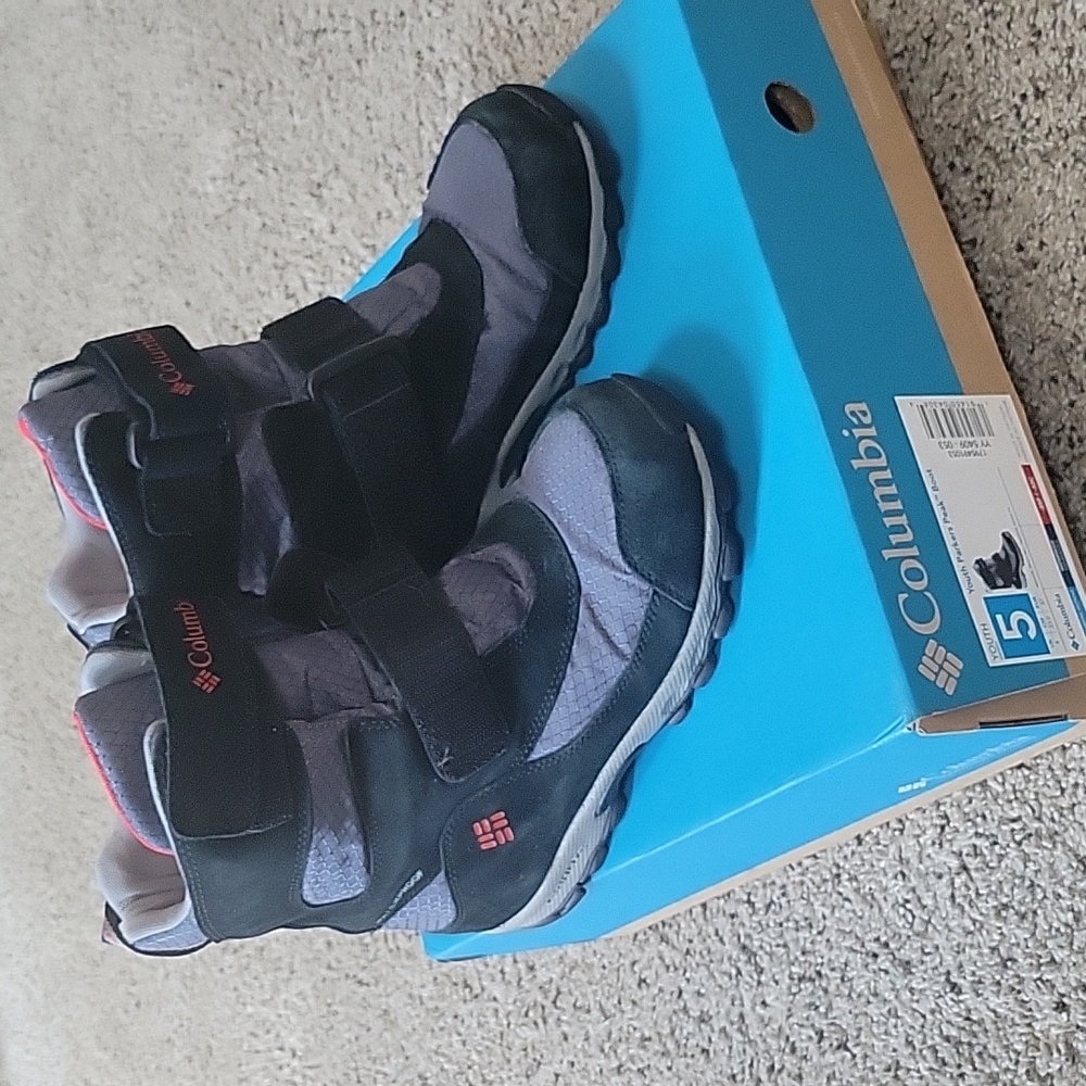 Youth boys/girls Columbia snow boots